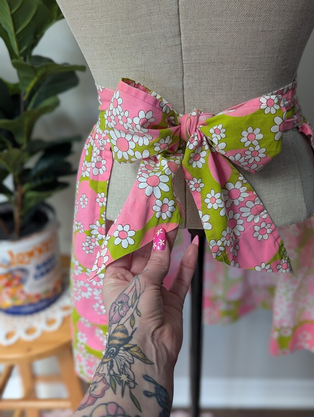 VTG MC Groovy Daisy Floral Half Apron Retro Kitty Foreman Kitchen Baker - Picture 3 of 6